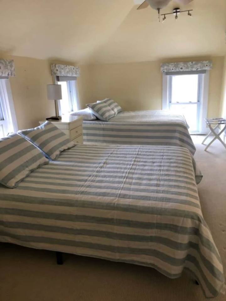 Bedroom with twin beds