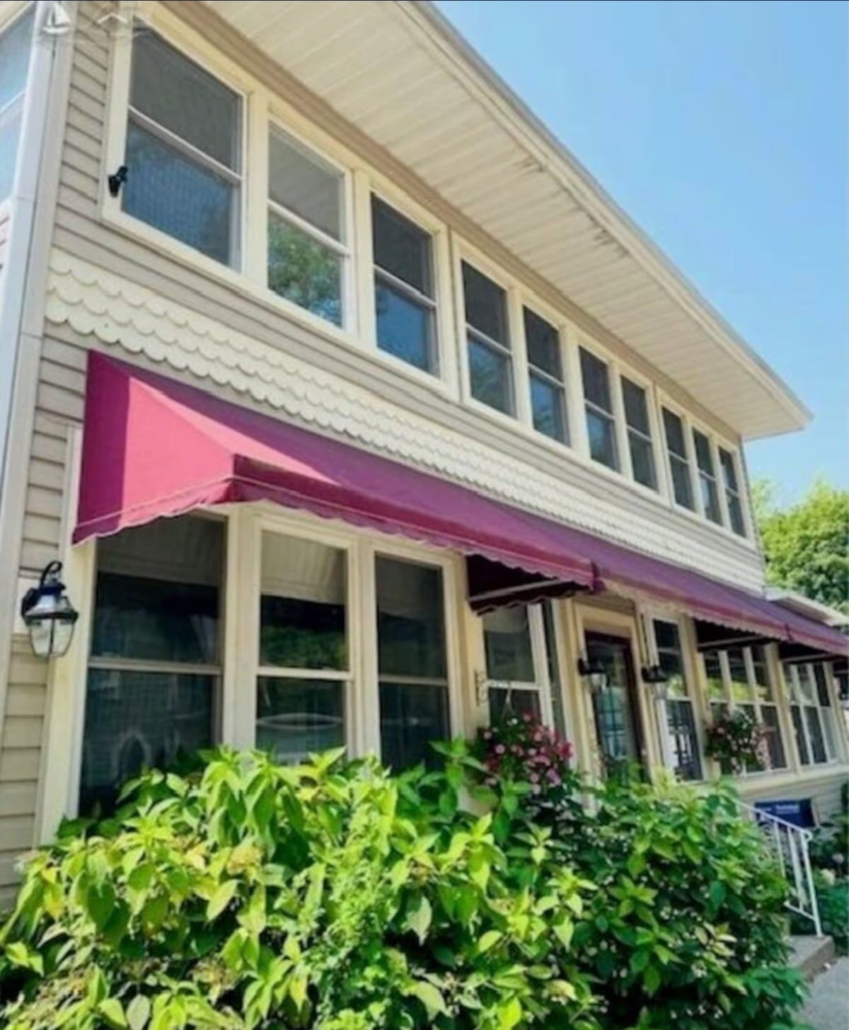 Exterior of the Lakeside Historic Inn Condo